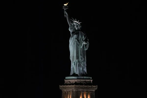 ニューヨークで見たスーパームーン 2023年8月1日 ニューヨーク 火曜日の夜にニューヨークの自由の女神の周りから見たスーパームーン 01年 — ストック写真