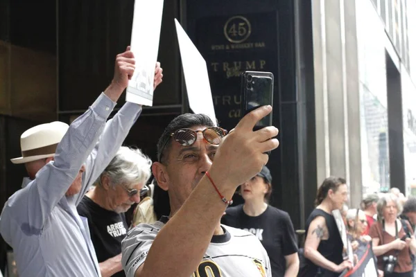 トランプ タワーでのトランプの起訴に賛成する抗議 2023年8月22日 アメリカ合衆国ニューヨーク トランプタワーの前に集まった数人の抗議者が 特別顧問ジャック スミスによるトランプの3回目の起訴を支持した — ストック写真