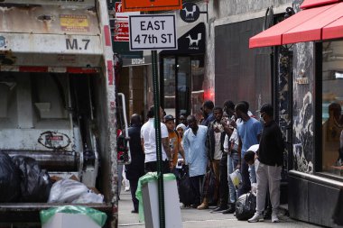 Roosevelt Oteli 'nin dışındaki göçmenler, Ağustos 03. 2023, New York, ABD: Yüzlerce göçmen günlerdir Roosevelt Oteli 'nin dışında uyuyordu. Neyse ki bazıları Long Island City 'de bir kiliseye yerleştirildi.