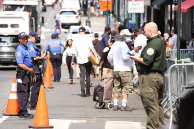 Yeterli Sığınak olmadığı için New York 'taki göçmenler krizi. 3 Ağustos 2023, New York, ABD: 2022 'den bu yana yaklaşık 100.000 göçmen akını nedeniyle, New York şehri şu anda aşırı kalabalık ve onların barınma eksikliği ile karşı karşıya.. 