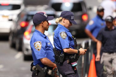 Yeterli Sığınak olmadığı için New York 'taki göçmenler krizi. 3 Ağustos 2023, New York, ABD: 2022 'den bu yana yaklaşık 100.000 göçmen akını nedeniyle, New York şehri şu anda aşırı kalabalık ve onların barınma eksikliği ile karşı karşıya.. 