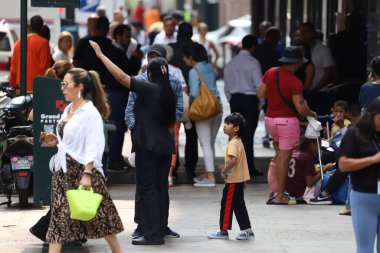 Yeterli Sığınak olmadığı için New York 'taki göçmenler krizi. 3 Ağustos 2023, New York, ABD: 2022 'den bu yana yaklaşık 100.000 göçmen akını nedeniyle, New York şehri şu anda aşırı kalabalık ve onların barınma eksikliği ile karşı karşıya.. 