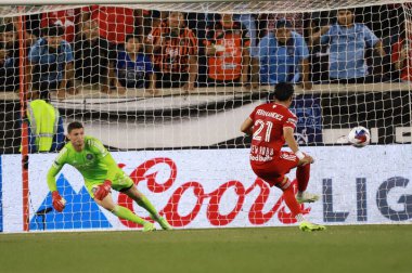 Lig Kupası: New York City FC 'ye karşı New York Red Bulls. 3 Ağustos 2023. Harrison, New Jersey, ABD: Red Bulls takımından Omir Guadalupe, Red Bull Arena 'da Lig Kupası için geçerli olan New York City FC' ye karşı oynadığı maçta gol attı ve golünü kutladı.