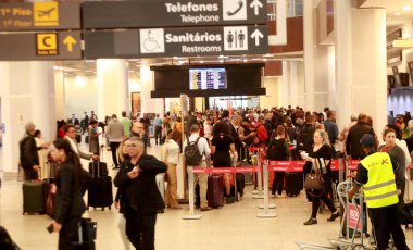 Kötü Hava nedeniyle Santos Dumont ve diğer Brezilya Havaalanlarındaki uçuş iptal edildi. 3 Ağustos 2023, Rio de Janeiro, Brezilya: Santos Dumont, Sao Paulo, Brasilia, Belo Horizonte havaalanları kalkış ve iniş için kapatılmıştır.
