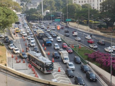 Sao Paulo 'da trafik sıkışık. 4 Ağustos 2023, Sao Paulo, Brezilya: Cuma günü Sao Paulo 'nun orta kesimindeki Vale do Anhangabau tünelinde 23. Av de Maio' da, kuzey-güney koridorunda yoğun araç trafiği başladı.)