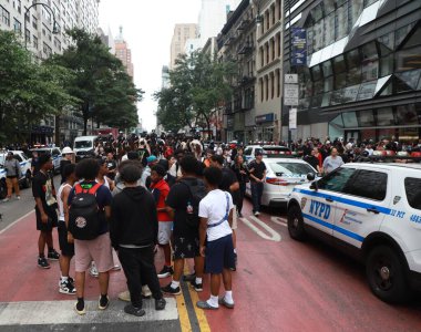 (Game Streamer Kai Cenats Playstation Sözü Union Meydanı 'nda isyana neden oldu. 4 Ağustos 2023, New York, ABD: Bir oyun flaması büyük bir hayran kitlesine yol açarak Playstation dağıtma sözü veriyor 