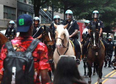 (Game Streamer Kai Cenats Playstation Sözü Union Meydanı 'nda isyana neden oldu. 4 Ağustos 2023, New York, ABD: Bir oyun flaması büyük bir hayran kitlesine yol açarak Playstation dağıtma sözü veriyor 