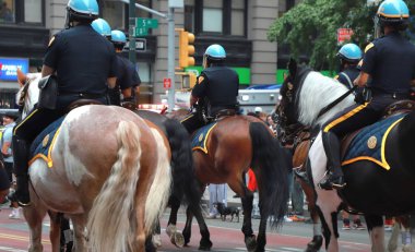 (Game Streamer Kai Cenats Playstation Sözü Union Meydanı 'nda isyana neden oldu. 4 Ağustos 2023, New York, ABD: Bir oyun flaması büyük bir hayran kitlesine yol açarak Playstation dağıtma sözü veriyor 