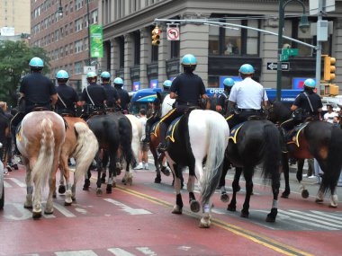 (Game Streamer Kai Cenats Playstation Sözü Union Meydanı 'nda isyana neden oldu. 4 Ağustos 2023, New York, ABD: Bir oyun flaması büyük bir hayran kitlesine yol açarak Playstation dağıtma sözü veriyor 