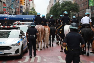 (Game Streamer Kai Cenats Playstation Sözü Union Meydanı 'nda isyana neden oldu. 4 Ağustos 2023, New York, ABD: Bir oyun flaması büyük bir hayran kitlesine yol açarak Playstation dağıtma sözü veriyor 