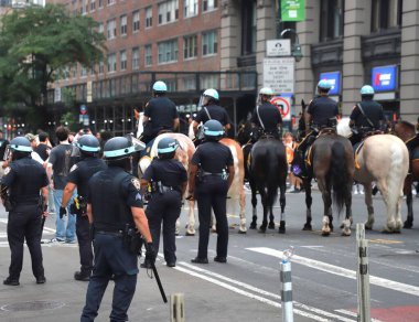 (Game Streamer Kai Cenats Playstation Sözü Union Meydanı 'nda isyana neden oldu. 4 Ağustos 2023, New York, ABD: Bir oyun flaması büyük bir hayran kitlesine yol açarak Playstation dağıtma sözü veriyor 