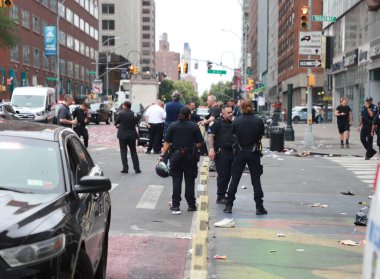 (Game Streamer Kai Cenats Playstation Sözü Union Meydanı 'nda isyana neden oldu. 4 Ağustos 2023, New York, ABD: Bir oyun flaması büyük bir hayran kitlesine yol açarak Playstation dağıtma sözü veriyor 