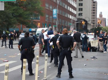 (Game Streamer Kai Cenats Playstation Sözü Union Meydanı 'nda isyana neden oldu. 4 Ağustos 2023, New York, ABD: Bir oyun flaması büyük bir hayran kitlesine yol açarak Playstation dağıtma sözü veriyor 