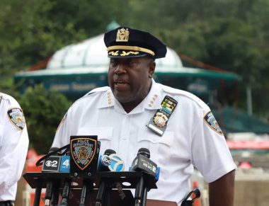 (Game Streamer Kai Cenats Playstation Sözü Union Meydanı 'nda isyana neden oldu. 4 Ağustos 2023, New York, ABD: Bir oyun flaması büyük bir hayran kitlesine yol açarak Playstation dağıtma sözü veriyor 