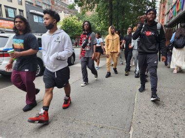 (Game Streamer Kai Cenats Playstation Sözü Union Meydanı 'nda isyana neden oldu. 4 Ağustos 2023, New York, ABD: Bir oyun flaması büyük bir hayran kitlesine yol açarak Playstation dağıtma sözü veriyor 