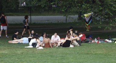 New Yorklular Central Park Büyük Çim. 05 Ağustos 2023, New York, ABD: Central Park Great Lawn güneşli bir Cumartesi günü New Yorklular ve diğerleriyle doluyken büyük havanın keyfini çıkarırken, piknik yaparken, spor yaparken görülüyor