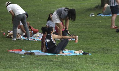 New Yorklular Central Park Büyük Çim. 05 Ağustos 2023, New York, ABD: Central Park Great Lawn güneşli bir Cumartesi günü New Yorklular ve diğerleriyle doluyken büyük havanın keyfini çıkarırken, piknik yaparken, spor yaparken görülüyor