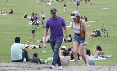 New Yorklular Central Park Büyük Çim. 05 Ağustos 2023, New York, ABD: Central Park Great Lawn güneşli bir Cumartesi günü New Yorklular ve diğerleriyle doluyken büyük havanın keyfini çıkarırken, piknik yaparken, spor yaparken görülüyor