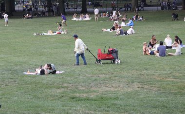 New Yorklular Central Park Büyük Çim. 05 Ağustos 2023, New York, ABD: Central Park Great Lawn güneşli bir Cumartesi günü New Yorklular ve diğerleriyle doluyken büyük havanın keyfini çıkarırken, piknik yaparken, spor yaparken görülüyor