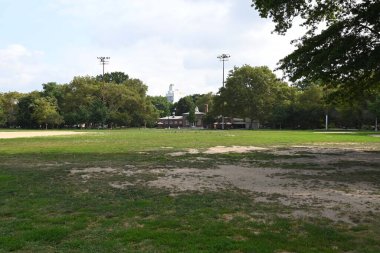 (New York şehri, şehir parklarında göçmenleri barındırmaya başladı. 4 Ağustos 2023, New York City, New York, ABD: New York City Queens 'deki McCarren Park' tan başlayarak şehir parklarında göçmenleri barındırmaya başladı.