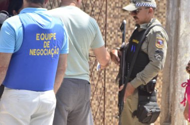 Bir adam eski karısını ve çocuklarını Macaiba 'da rehin tutuyordu. 6 Ağustos 2023, Macaiba, Rio Grande do Norte, Brezilya: Bir adam eski karısını ve çocuklarını neredeyse 15 saat Macaiba 'da rehin tuttuktan sonra tutuklandı. 