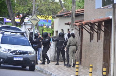 Bir adam eski karısını ve çocuklarını Macaiba 'da rehin tutuyordu. 6 Ağustos 2023, Macaiba, Rio Grande do Norte, Brezilya: Bir adam eski karısını ve çocuklarını neredeyse 15 saat Macaiba 'da rehin tuttuktan sonra tutuklandı. 