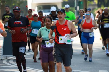 Central Park 'taki Comic Run 5K ya da 10K. 05 Ağustos 2023, New York, ABD: Comic Run 5K veya 10K yarışı, Pazar sabahı (06) koşucuların süper kahramanlarının veya favori kötü adamlarının kostümlerini giydikleri bir yarış oldu.. 