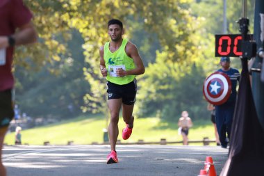 Central Park 'taki Comic Run 5K ya da 10K. 05 Ağustos 2023, New York, ABD: Comic Run 5K veya 10K yarışı, Pazar sabahı (06) koşucuların süper kahramanlarının veya favori kötü adamlarının kostümlerini giydikleri bir yarış oldu.. 