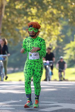 Central Park 'taki Comic Run 5K ya da 10K. 05 Ağustos 2023, New York, ABD: Comic Run 5K veya 10K yarışı, Pazar sabahı (06) koşucuların süper kahramanlarının veya favori kötü adamlarının kostümlerini giydikleri bir yarış oldu.. 