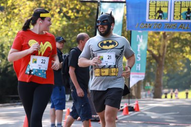 Central Park 'taki Comic Run 5K ya da 10K. 05 Ağustos 2023, New York, ABD: Comic Run 5K veya 10K yarışı, Pazar sabahı (06) koşucuların süper kahramanlarının veya favori kötü adamlarının kostümlerini giydikleri bir yarış oldu.. 