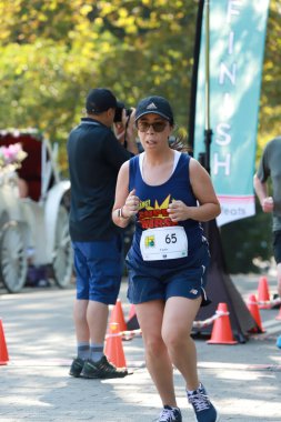 Central Park 'taki Comic Run 5K ya da 10K. 05 Ağustos 2023, New York, ABD: Comic Run 5K veya 10K yarışı, Pazar sabahı (06) koşucuların süper kahramanlarının veya favori kötü adamlarının kostümlerini giydikleri bir yarış oldu.. 