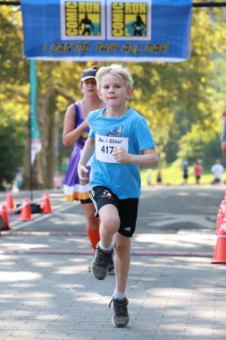 Central Park 'taki Comic Run 5K ya da 10K. 05 Ağustos 2023, New York, ABD: Comic Run 5K veya 10K yarışı, Pazar sabahı (06) koşucuların süper kahramanlarının veya favori kötü adamlarının kostümlerini giydikleri bir yarış oldu.. 