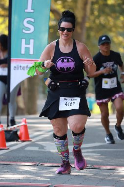 Central Park 'taki Comic Run 5K ya da 10K. 05 Ağustos 2023, New York, ABD: Comic Run 5K veya 10K yarışı, Pazar sabahı (06) koşucuların süper kahramanlarının veya favori kötü adamlarının kostümlerini giydikleri bir yarış oldu.. 