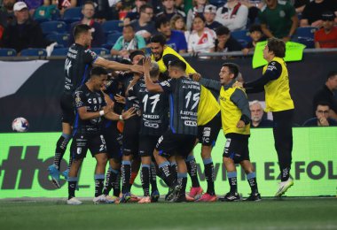 Lig Kupası: Queretaro, New England 'a karşı. 07 Ağustos 2023, Boston, Massachusetts, ABD: Jaime Gomez Valencia (Queretaro), Queretaro ve New England arasındaki futbol maçı sırasında takım oyuncularıyla yaptığı golü kutlar.