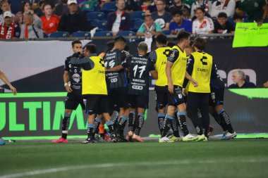 Lig Kupası: Queretaro, New England 'a karşı. 07 Ağustos 2023, Boston, Massachusetts, ABD: Jaime Gomez Valencia (Queretaro), Queretaro ve New England arasındaki futbol maçı sırasında takım oyuncularıyla yaptığı golü kutlar.