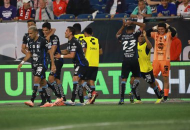 Lig Kupası: Queretaro, New England 'a karşı. 07 Ağustos 2023, Boston, Massachusetts, ABD: Jaime Gomez Valencia (Queretaro), Queretaro ve New England arasındaki futbol maçı sırasında takım oyuncularıyla yaptığı golü kutlar.