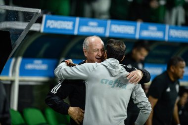 Sao Paulo (SP), Brezilya 08 / 09 / 2023 - Luis Felipe Scolari ve Abel Ferreira, Palmeiras ile Atletico-MG arasında oynanan karşılaşmadan önce el sıkışırken, Conmebol Cup Libertadores 2023 'ün ikinci ayağı için geçerli oldu.