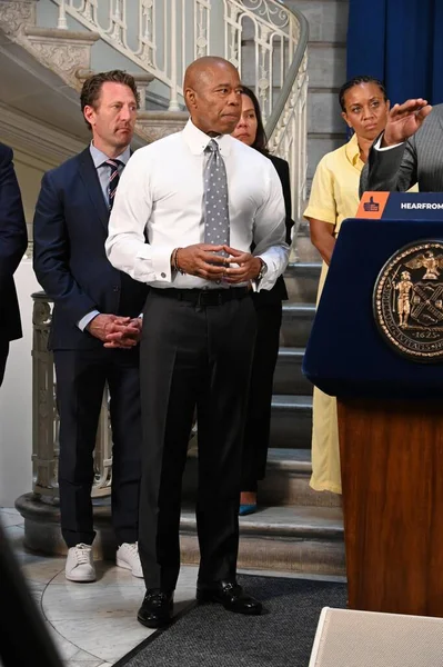 纽约市继续将移民安置在市内的不同地方 2023年8月9日 美国纽约 纽约市市长Eric Adams在罗通达市政厅 — 图库照片
