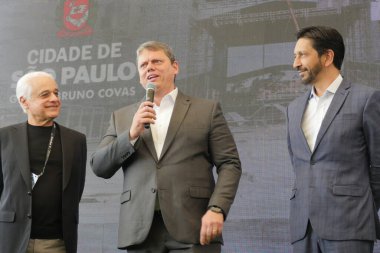 Tarcisio ve Nunes Sao Paulo 'daki The Town çalışmalarını ziyaret ederler. 10 Ağustos 2023, Sao Paulo, Brezilya: Sao Paulo Valisi, Tarcisio de Freitas, Sao Paulo Belediye Başkanı Ricardo Nunes eşliğinde Perşembe (10) günü The Town 'a yaptığı ziyarette) 