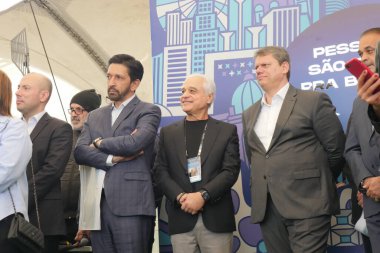Tarcisio ve Nunes Sao Paulo 'daki The Town çalışmalarını ziyaret ederler. 10 Ağustos 2023, Sao Paulo, Brezilya: Sao Paulo Valisi, Tarcisio de Freitas, Sao Paulo Belediye Başkanı Ricardo Nunes eşliğinde Perşembe (10) günü The Town 'a yaptığı ziyarette) 