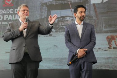 Tarcisio ve Nunes Sao Paulo 'daki The Town çalışmalarını ziyaret ederler. 10 Ağustos 2023, Sao Paulo, Brezilya: Sao Paulo Valisi, Tarcisio de Freitas, Sao Paulo Belediye Başkanı Ricardo Nunes eşliğinde Perşembe (10) günü The Town 'a yaptığı ziyarette) 