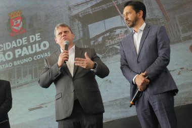 Tarcisio ve Nunes Sao Paulo 'daki The Town çalışmalarını ziyaret ederler. 10 Ağustos 2023, Sao Paulo, Brezilya: Sao Paulo Valisi, Tarcisio de Freitas, Sao Paulo Belediye Başkanı Ricardo Nunes eşliğinde Perşembe (10) günü The Town 'a yaptığı ziyarette) 
