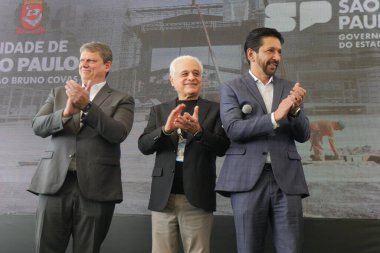 Tarcisio ve Nunes Sao Paulo 'daki The Town çalışmalarını ziyaret ederler. 10 Ağustos 2023, Sao Paulo, Brezilya: Sao Paulo Valisi, Tarcisio de Freitas, Sao Paulo Belediye Başkanı Ricardo Nunes eşliğinde Perşembe (10) günü The Town 'a yaptığı ziyarette) 