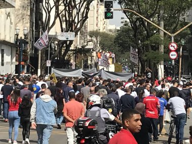 Cracolandia 'daki uyuşturucu bağımlılarına karşı iş adamları protestosu. 10 Ağustos 2023, Sao Paulo, Brezilya: Rua Santa Ifigenia, Sao Paulo 'dan iş adamları, Cracolandia' da uyuşturucu kullanıcılarının yoğunlaşmasına karşı büyük bir protesto düzenlediler.