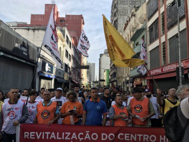 Cracolandia 'daki uyuşturucu bağımlılarına karşı iş adamları protestosu. 10 Ağustos 2023, Sao Paulo, Brezilya: Rua Santa Ifigenia, Sao Paulo 'dan iş adamları, Cracolandia' da uyuşturucu kullanıcılarının yoğunlaşmasına karşı büyük bir protesto düzenlediler.