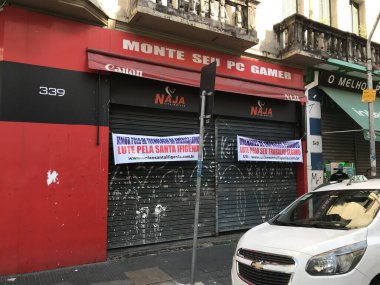 Cracolandia 'daki uyuşturucu bağımlılarına karşı iş adamları protestosu. 10 Ağustos 2023, Sao Paulo, Brezilya: Rua Santa Ifigenia, Sao Paulo 'dan iş adamları, Cracolandia' da uyuşturucu kullanıcılarının yoğunlaşmasına karşı büyük bir protesto düzenlediler.