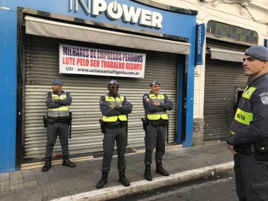 Cracolandia 'daki uyuşturucu bağımlılarına karşı iş adamları protestosu. 10 Ağustos 2023, Sao Paulo, Brezilya: Rua Santa Ifigenia, Sao Paulo 'dan iş adamları, Cracolandia' da uyuşturucu kullanıcılarının yoğunlaşmasına karşı büyük bir protesto düzenlediler.