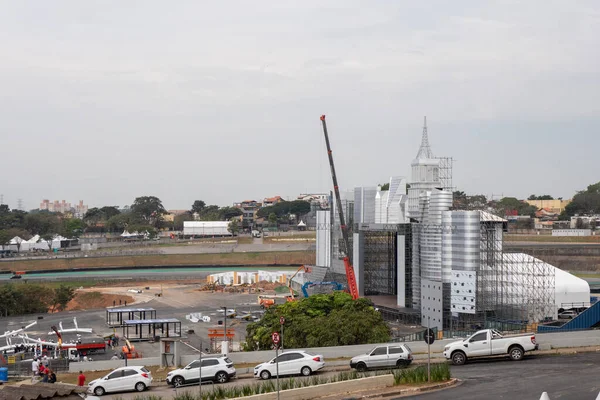 Interlagos Hipodromu 'ndaki kasaba işi. 10 Ağustos 2023, Sao Paulo, Brezilya: Sao PauloSep 'in güney bölgesindeki Interlagos Hipodromu' nda ülkenin en büyük kültürel ve müzik etkinliği olan The Town 'da inşaat çalışmaları