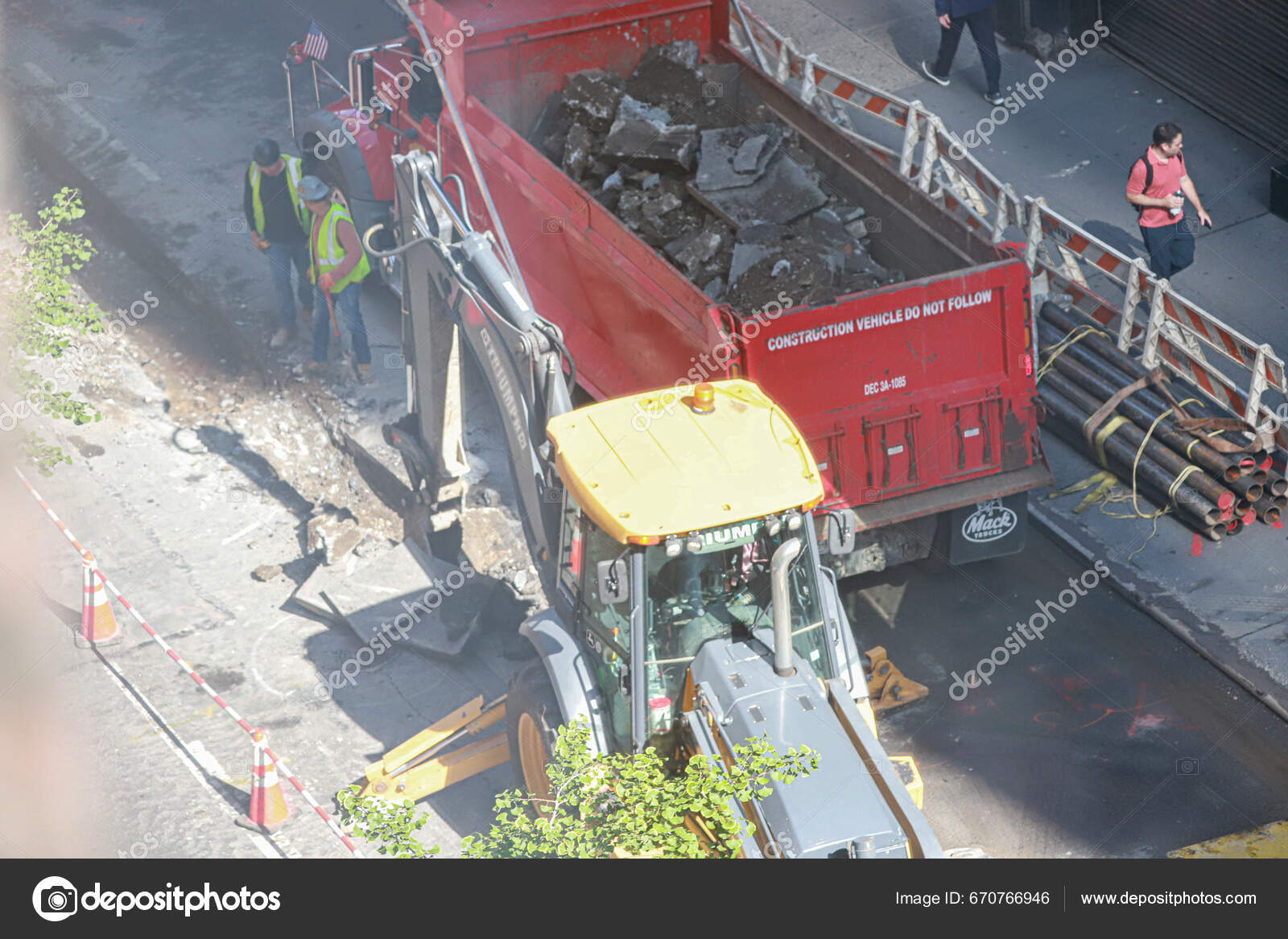 New Workers Replacing Gas Pipe Manhattan August 2023 New York Stock