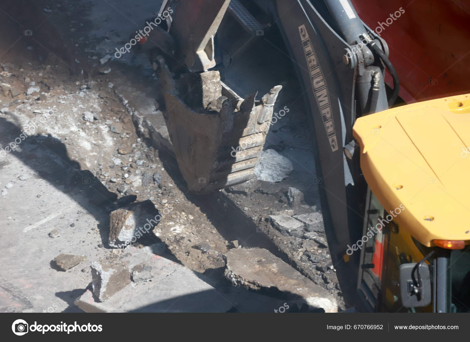 New Workers Replacing Gas Pipe Manhattan August 2023 New York Stock